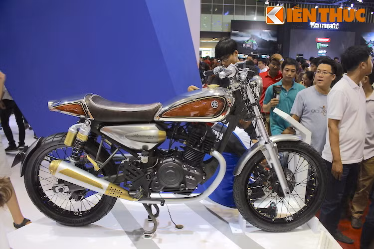 Từ hai bên, kiểu dáng tổng thể của Resonator khiến nhiều người nhớ về một mẫu xe côn tay nổi tiếng của Yamaha trong nhiều năm qua là SR400. Tuy nhiên so với SR400, Resonator trông "sáng sủa" và nhỏ gọn hơn với các chi tiết mạ bóng, sơn bạc hoặc mạ vàng.