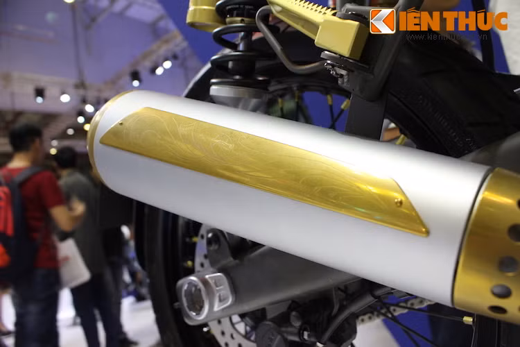 Ngay cả chụp và ốp pô cũng được hoàn thiện cẩn thận bằng những chi tiết chạm khắc tinh xảo, theo đúng quy trình mà Yamaha đã sử dụng để tạo ra các nhạc cụ của mình.