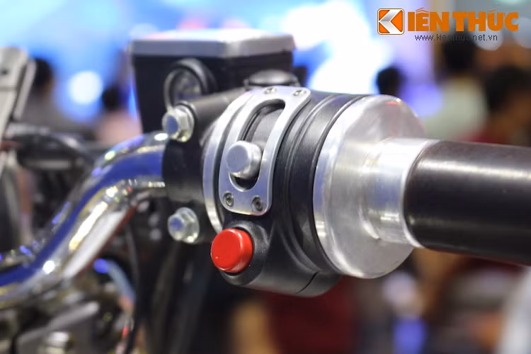 Trên Resonator, Yamaha đã thể hiện sự cầu kỳ tới từng tiểu tiết như khi hãng sản xuất ra các nhạc cụ chất lượng cao, được sử dụng trong các dàn giao hưởng lừng danh. Điển hình như cùm công tắc rút gọn với các nút gạt, vỏ bao... hoàn toàn từ nhôm.