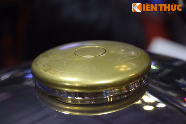 Ngay cả nắp bình xăng làm bằng đồng cũng được khắc laser những họa tiết "hoa lá" đầy cầu kỳ.