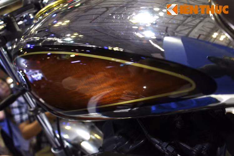 Tùy vào hướng chiếu và cường độ của nguồn sáng, lớp vân tự nhiên của gỗ sẽ ánh lên đầy hấp dẫn.