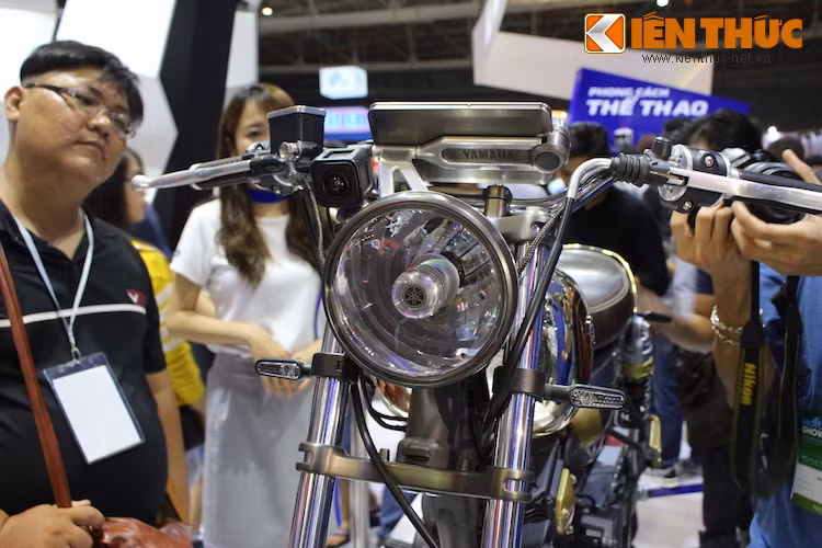 Về tổng thể, Resonator 125 là một mẫu xe côn tay cỡ nhỏ dành cho người mới tập đi xe máy, với kiểu dáng hoài cổ nhưng đồng thời cũng được trang bị các chi tiết hiện đại. Phần trước của chiếc xe có thiết kế đơn giản nhưng không hề đơn điệu với đèn pha tròn cổ điển nhưng sử dụng công nghệ chiếu sáng LED, cùng với những đèn xi-nhan mini cũng dùng LED.