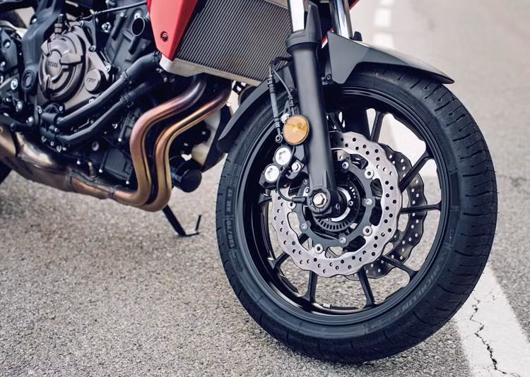 Giống như MT-07, MT_07 Tracer vẫn tiếp tục sử dụng khối động cơ 2 xi-lanh thẳng hàng DOHC Crossplane phun nhiên liệu điện tử, đem tới công suất tối đa 75 mã lực.