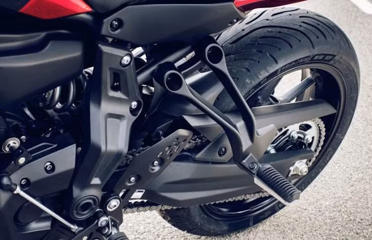 Khoảng cách giữa 2 trục bánh của MT-07 Tracer là 1450 mm - lớn hơn MT-07 tới 50 mm. Yamaha đã nối dài trục cơ sở của xe bằng bộ gắp sau dài hơn.