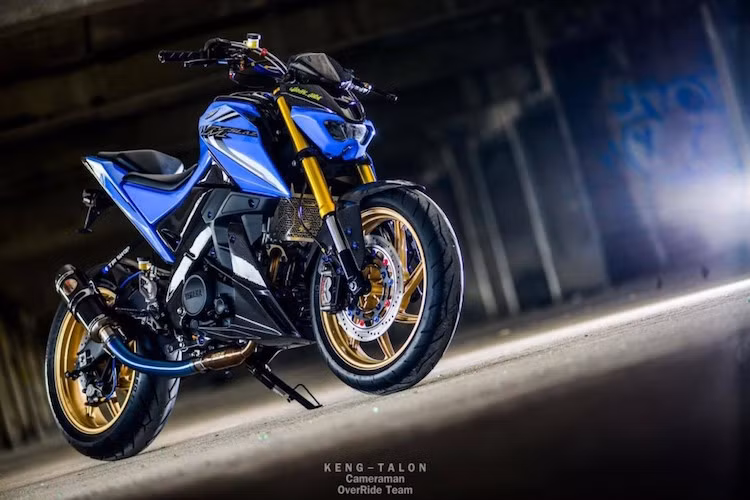 Trong đó, chi tiết ấn tượng nhất trên chiếc xe đó là cặp mâm Velg Chemco với thiết kế 7 cánh xoắn tương tự dòng mâm Marchesini Genesi rất nổi tiếng cho xe phân khối lớn. Đi kèm với mâm này là lốp hiệu năng cao Pirelli Diablo Rosso II cao cấp.