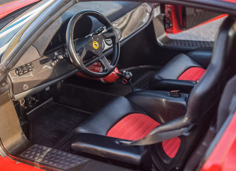 Có thể coi F50 là siêu xe thể thao "thuần chất" cuối cùng của Ferrari khi nó đã hoàn toàn hướng người lái tới trải nghiệm sau tay lái như xe đua công thức 1 mà không có các hệ thống điện tử hỗ trợ hay tiện nghi. Điều này được thể hiện rất rõ từ nội thất của xe.