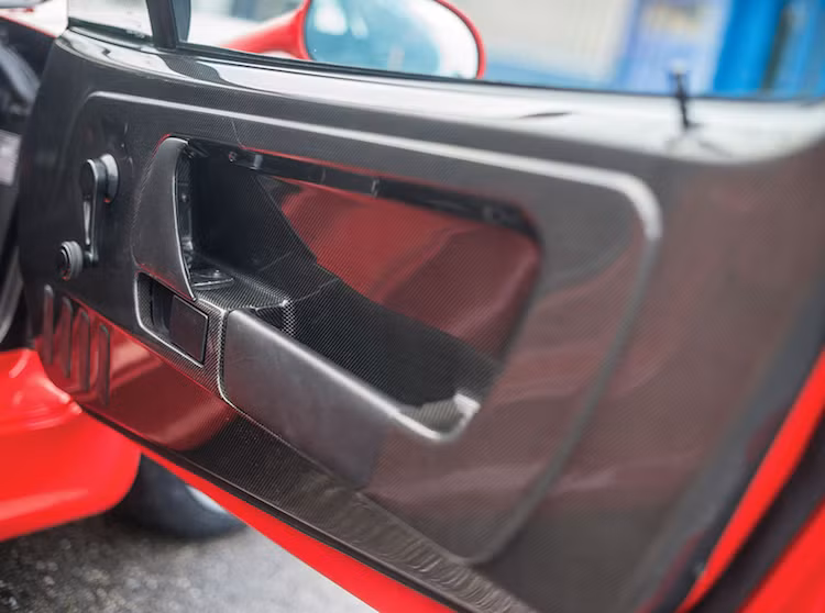 Để giảm trọng lượng một cách tối đa, các tấm ốp cửa cũng được làm từ sợi carbon. Ferrari thậm chí còn không trang bị cho F50 cửa kính điều khiển điện, thay vào đó là tay quay như những mẫu xe "rẻ tiền" vào lúc đó.