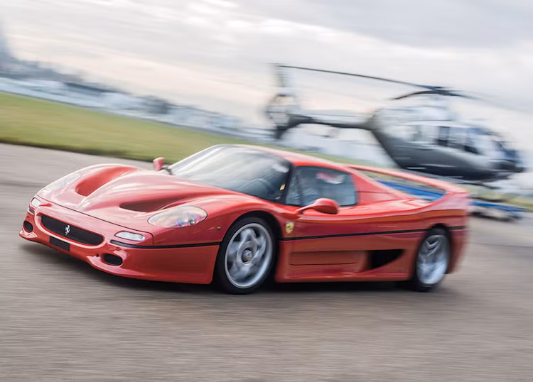 Với trọng lượng khô chỉ 1230 kg, F50 có khả năng tăng tốc từ 0-100 km/h chỉ trong 3,7 giây và đạt tốc độ tối đa 325 km/h.