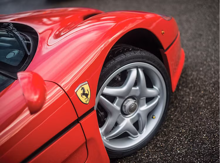 Đặc biệt, nếu như lỡ làm mất khóa mở trong bộ phụ kiện này, chủ xe sẽ không có cách nào để tháo bánh của F50 khi cần sửa chữa dọc đường, do nó sử dụng ốc vặn trung tâm "hàng thửa".