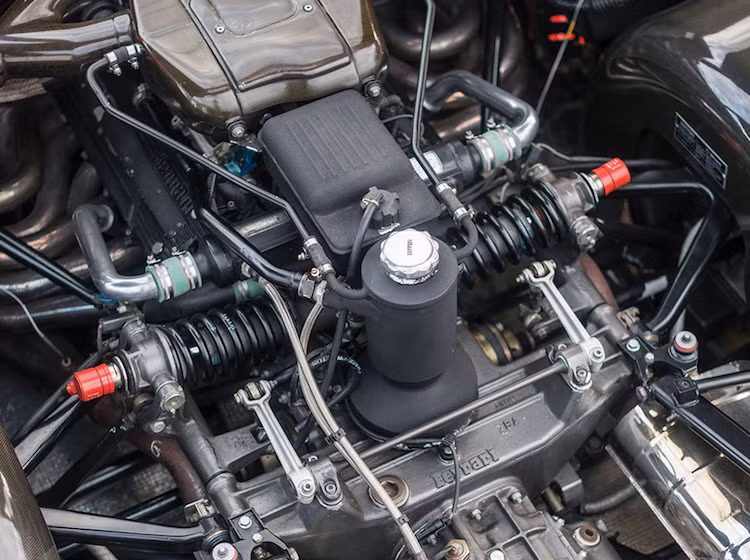 Nằm phía sau lưng người lái và hành khách là khối động cơ V12 4.7 lít nạp khí tự nhiên với tổng số van nạp/xả lên tới 60 chiếc, do mỗi xi-lanh có tới 5 van. Đây chính là khối động cơ của mẫu xe đua công thức 1 Ferrari 641 vào năm 1990, nhưng được cải tiến để dành riêng cho F40.