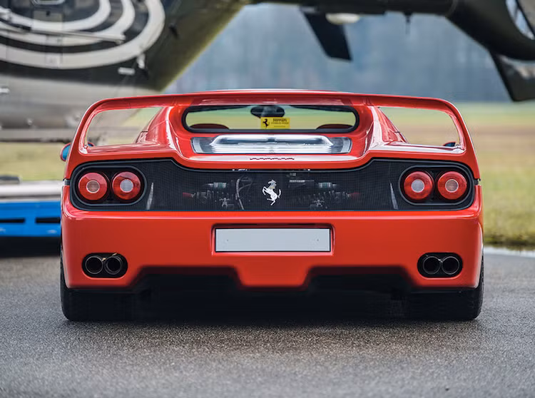 Mọi chiếc F50 đều được bán với cấu hình thân xe targa mui trần với mui cứng có thể tháo lắp được, chỉ trừ 2 phiên bản "hàng độc": F50 Bolide cho Quốc vương Brunei và bản đua F50 GT.