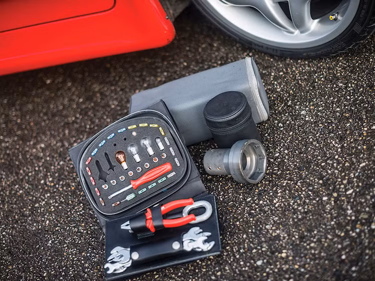 Bộ phụ kiện đi kèm F50 cũng rất quan trọng khi ngoài các dụng cụ như cờ-lê, kìm, tuốc-nơ-vít..., nó còn kèm theo một móc tháo lắp nhanh để phòng trường hợp khi cần kéo xe, cùng với một loạt các bóng đèn và cầu dao thay thế cho hệ thống điện cùng hệ thống chiếu sáng.