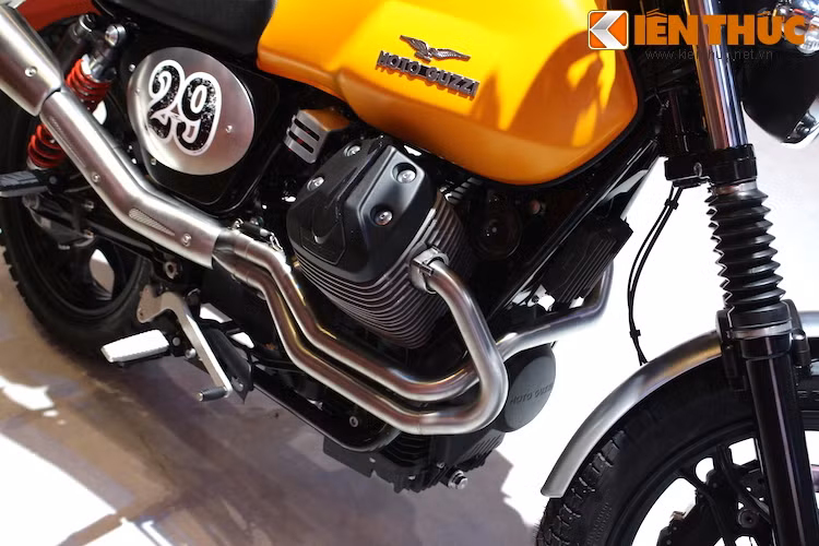 Cũng giống như các dòng xe khác của Moto Guzzi hiện nay, V9 Roamer được trang bị động cơ V-Twin đặt ngang, nạp khí tự nhiên với công suất tối đa 55 mã lực. Mức công suất này khiến V9 Roamer yếu hơn Ducati Scrambler, nhưng mạnh hơn Triumph Bonneville.