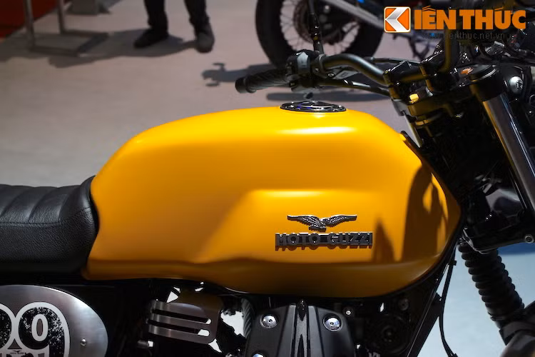 Ở dạng nguyên bản, V9 Roamer có bình xăng hình giọt nước thuôn dài từ phía trước ra sau nhưng trên bản độ này, Moto Guzzi đã sử dụng bình cao, hẹp của V7 Racer để đem tới cho chiếc xe vẻ khỏe khoắn hơn.