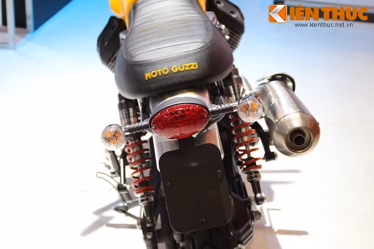 Giảm xóc sau có bình dầu riêng và có thể điều chỉnh độ cứng mềm, được cung cấp bởi hãng Bitubo của Ý. Cụm đèn hậu của V7 Roamer có thiết kế giản dị, cổ điển và không có điểm gì đặc biệt.