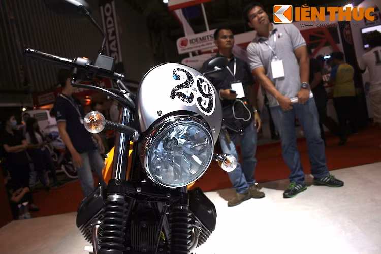 So với chiếc V9 Roamer bình thường, chiếc xe được trưng bày tại triển lãm xe máy Việt Nam lần I này có phần đầu mới theo phong cách scrambler, với phần quây nhỏ phía trên đèn pha bằng nhôm gò.