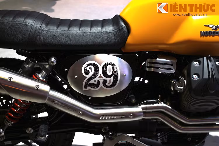 Ngoài ra, các tấm che hai bên thân xe cũng đã được thay bằng những tấm nhôm phay bóng, sau đó cắt thành hình elip.