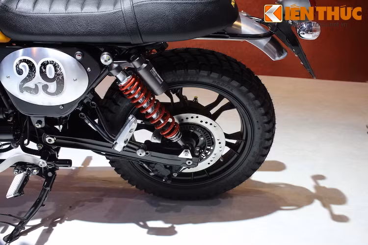 Sức mạnh động cơ được truyền xuống bánh sau thông qua hệ thống trục các-đăng. Thông số lốp của V9 Roamer là 100/90-19 cho bánh trước và 150/80-16 cho bánh sau.