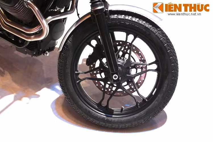 Bộ vành đúc nguyên bản của chiếc xe đã được thay bằng cặp vành 6 cánh kép mạnh mẽ hơn, có kích thước 19 inch cho bánh trước và 16 inch cho bánh sau.