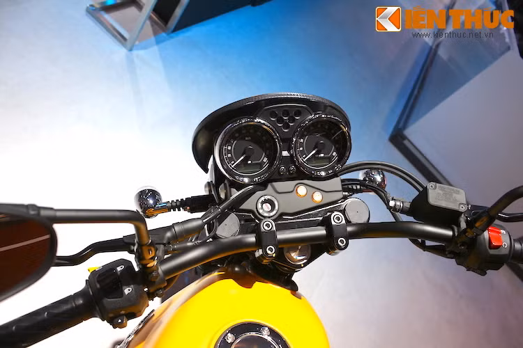 Cụm đồng hồ của phiên bản V9 Roamer độ scrambler này được giữ nguyên bản với thiết kế cổ điển, và giống như các dòng V7.