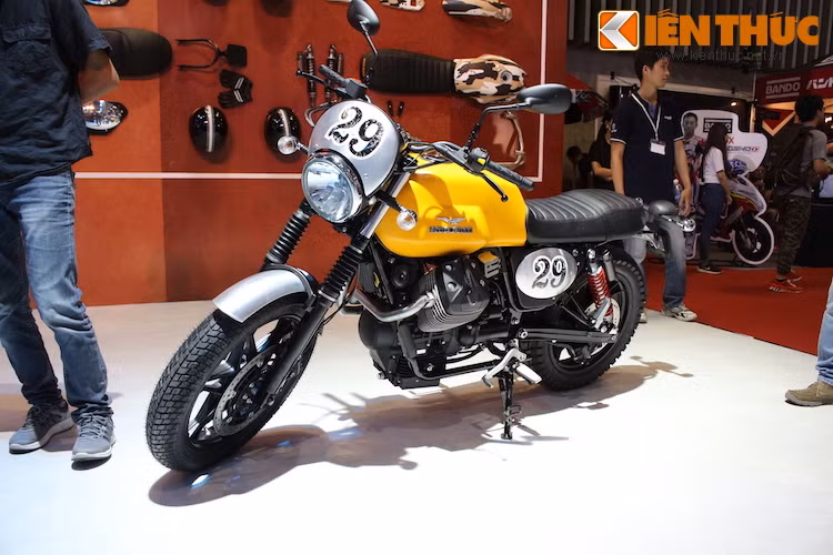 Dòng xe V9 của Moto Guzzi gồm các phiên bản như Moto Guzzi V9 Roamer, V9 Bobber được coi là phiên bản lớn hớn, mạnh mẽ hơn của V7. Vốn có thiết kế của một chiếc môtô cổ điển nhưng với các phụ kiện chính hãng Moto Guzzi, V9 Roamer có thể được "biến hình" thành một chiếc scrambler thời thượng.
