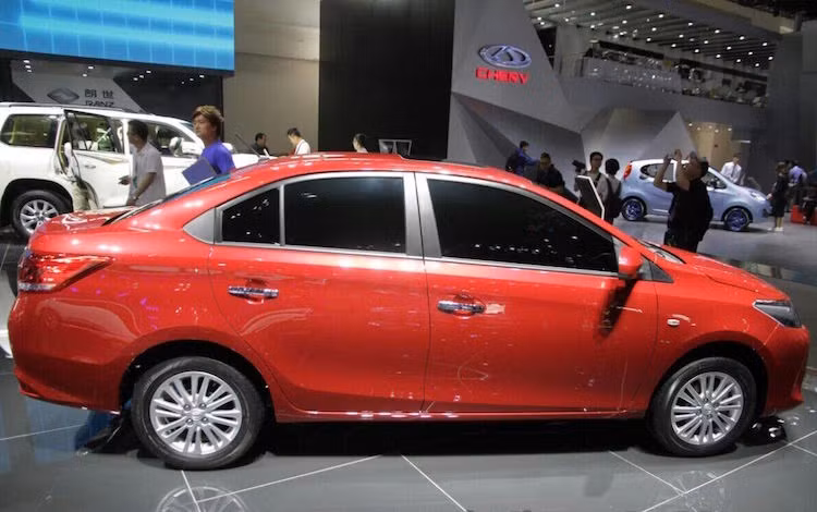 Về động cơ, Vios có thể sẽ có phiên bản mới với máy 2NR-FE 1.5l Dual VVTI, đạt công suất tối đa 108 mã lực và mô-men xoắn cực đại 140 Nm, kết hợp cùng hộp số tự động vô cấp CVT. Các phiên bản động cơ hiện tại dự đoán vẫn sẽ tiếp tục được giữ nguyên.