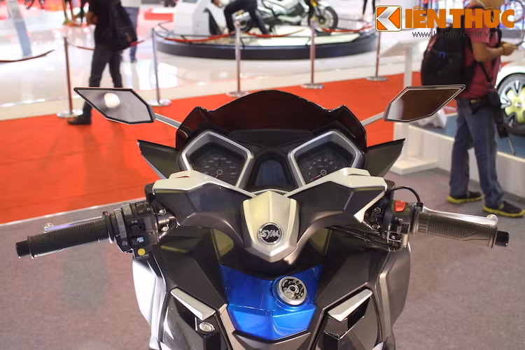 Bảng đồng hồ của chiếc xe có thiết kế hiện đại với đồng hồ báo tua và báo tốc chạy cơ nằm ở hai bên, ở giữa là đồng hồ điện tử chỉ báo các thông số quan trọng giống như trên xe hơi.