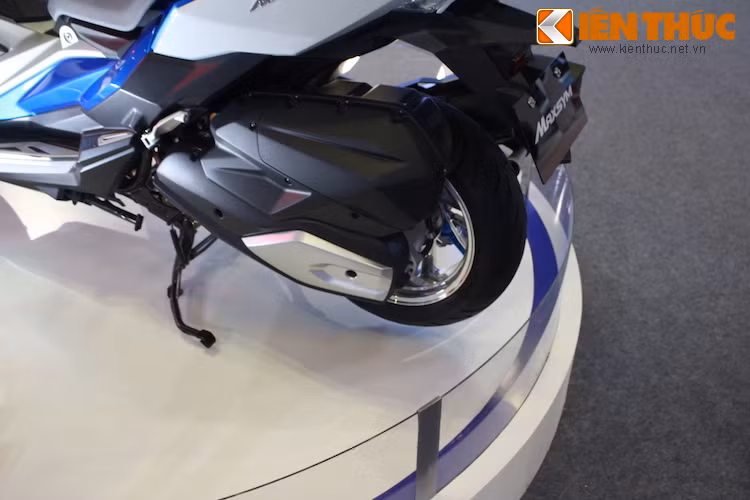 Đúng như tên gọi đã chỉ ra, Maxsym 500 sở hữu khối động cơ có dung tích 500 cc, 1 xi-lanh 4 van, làm mát bằng chất lỏng, có phun nhiên liệu điện tử và hộp số tự động vô cấp CVT. Tuy nhiên thông số chính thức của động cơ không được SYM tiết lộ.