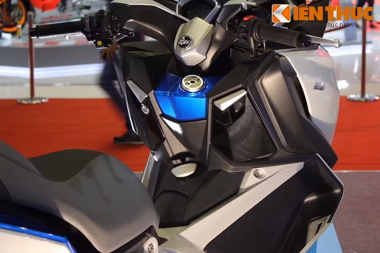 Là một chiếc xe tay ga cỡ lớn, Maxsym 500 không thiếu những khoang chứa đồ tiện dụng. Ngay ở dưới tay lái của xe là 2 khoang chứa đồ khác nhau, trong đó một chiếc có khóa chống trộm.