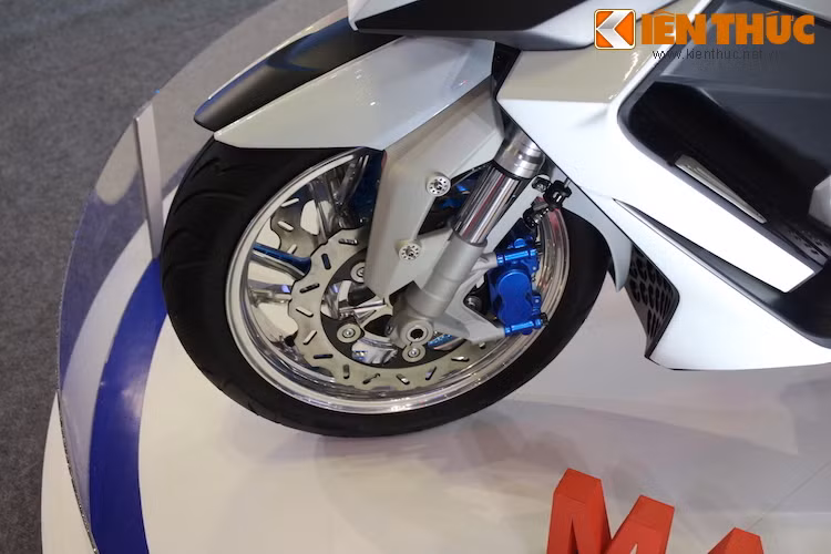 Dù là một chiếc xe ga nhưng Maxsym 500 vẫn được trang bị các phụ tùng "hàng hiệu" như phuộc USD và heo 4 pis đối xứng. Bộ mâm của chiếc xe có thiết kế cánh xoắn thể thao và được mạ bóng đầy vẻ hiện đại.