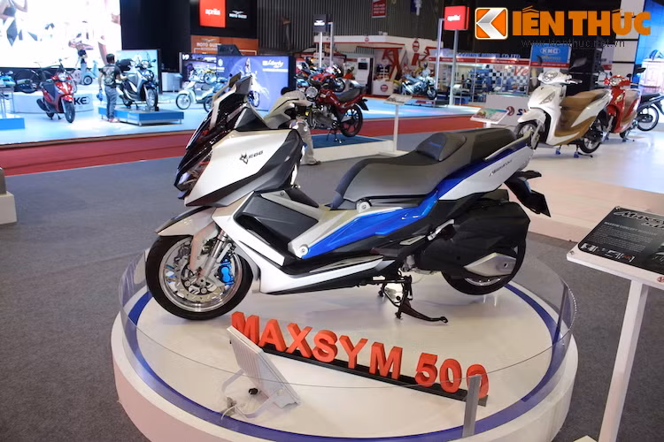 Toàn bộ thân xe của Maxsym là tập hợp của những đường nét cắt xẻ góc canh, sắc họn, đem tới cho chiếc xe vẻ linh hoạt và thể thao.