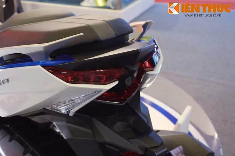 Cặp đèn hậu phía sau xe cũng sử dụng công nghệ LED và có thiết kế phức tạp, hiện đại. Đặc biệt, ở phía trước và sau xe còn được gắn thêm những camera hành trình với khả năng ghi lại video và tải tới một thiết bị bên ngoài như điện thoại hay tablet.