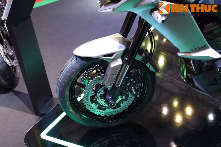 Hệ thống phanh trước của xe gồm heo Tokico 4 pis ở hai bên kèm đĩa 310 mm. Versys 1000 được trang bị vành 17 inch 3 cánh kép có thiết kế tương tự Z800 ở cả 2 bánh. Trong khi đó, phuộc trước của xe có dạng USD, sản xuất bởi KYB và có hành trình lên tới 43 mm.