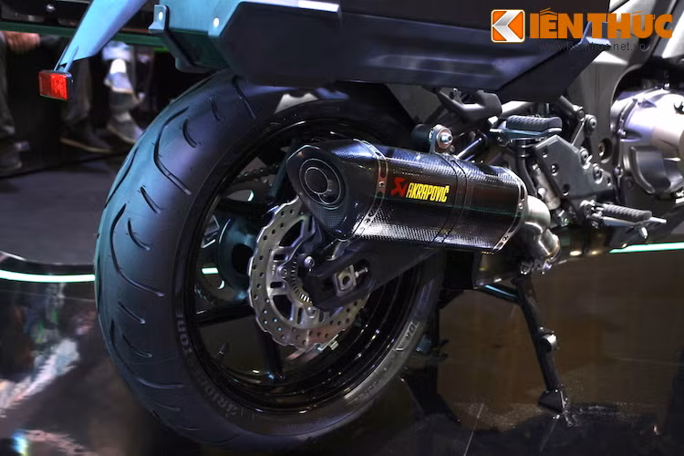 Xe sử dụng lốp trước có bản 120/70/17 và lốp sau 180/55/17. Chiếc Versys này còn có sẵn pô Akrapovic carbon full system "hàng hiệu".