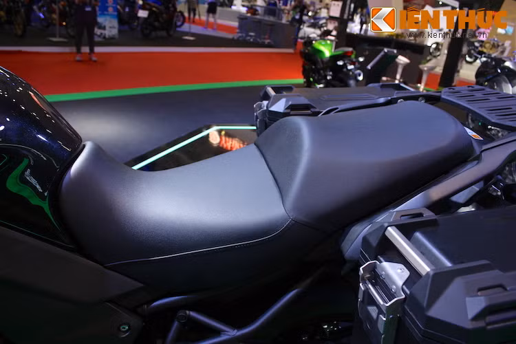 Là mẫu xe thuộc dòng adventure, Versys 1000 có yên xe 2 tầng êm ái cho những hành trình dài. Tuy nhiên chiều cao yên lên tới 840 mm là một thử thách đối với khổ người Việt Nam.