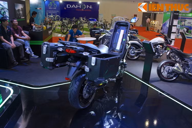 Khi được bán ra, Versys 100 vốn đã được trang bị sẵn 2 thùng hàng phía sau, tuy nhiên chiếc xe trưng bày còn có thùng option của SW Motech.