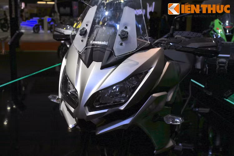 Tương tự nhiều mẫu xe khác của Kawasaki như Ninja 300, Ninja 1000 hay thậm chí là "đàn em" Versys 650, Versys 1000 cũng có phần đầu đầy góc cạnh với đèn pha kép vuốt ngược về phía sau.