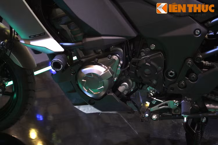 Với khối động cơ này, Kawasaki không công bố sức mạnh chính xác của chiếc xe nhưng khi thử qua bàn dyno, Versys 1000 đạt khoảng 110 mã lực Như vậy, công suất đo ở trục khuỷu có thể đạt khoảng 138 mã lực - tương đương Ninja 1000. Mô-men xoắn của chiếc xe đạt 109 Nm.