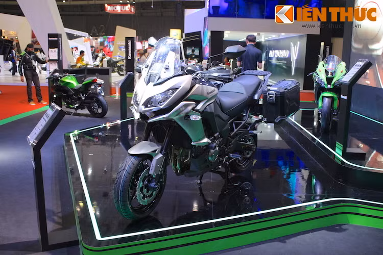 Giống nhưu Versys 650, Versys 1000 là một chiếc xe adventure giúp khách hàng đam mê khám phá có được một sự lựa chọn hợp lý hơn cho những chuyến đi đường dài qua các địa hình khác nhau. Với động cơ lớn hơn, Versys 1000 có đủ sức mạnh để chinh phục các địa hình mà Versys 650 phải bó tay.