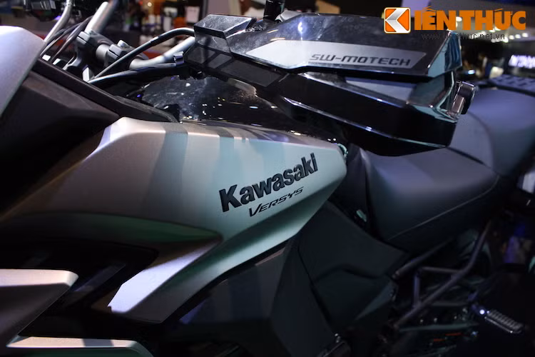 Chiếc Versys 1000 được Kawasaki trưng bày tại triển lãm VMCS 2016 còn được lên sẵn một loạt "đồ chơi" hàng hiệu, bắt đầu với vòng bảo vệ hai bên tay nắm của SW-Motech hay chống đổ Evotech.