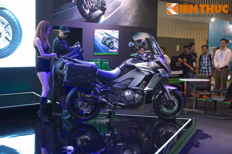Vào tháng 12/2015, dòng xe đường trường Versys 650 chính thức có mặt tại Việt Nam và bước đầu được người dùng đón nhận. Nối tiếp thành công đó, phiên bản Kawasaki Versys 1000 cũng đã xuất hiện tại triễn lãm xe máy Việt Nam 2016 vừa qua.