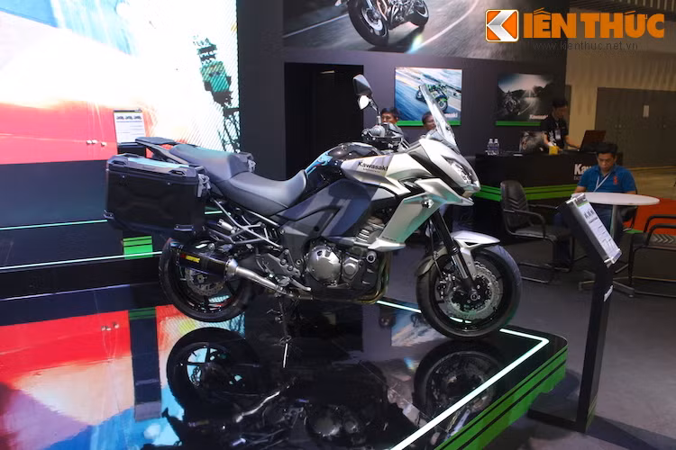 So với Versys 650, Versys 1000 sở hữu thiết kế ấn tượng với nhiều mảng thân xe tách rời nhưng ăn nhập với nhau một cách sắc sảo, đem tới cho xe vẻ linh hoạt và năng động.