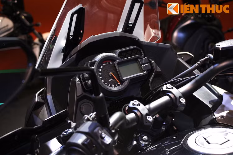 Xe cũng đã được trang bị các hệ thống điện tử tiên tiến của Kawasaki, có thể kể tới là hệ thống điều khiển lực kéo K-TCS, giúp "tối ưu hóa" khả năng vận hành của xe trên từng điều kiện cụ thể nhờ có 3 chế độ. Bên cạnh đó, xe còn có 2 chế độ kiểm soát sức mạnh là Full và Low.