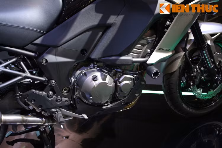 Cung cấp sức mạnh cho Versys 1000 là khối động cơ 4 xi-lanh thẳng hàng dung tích lên tới 1043 cc làm mát bằng chất lỏng tương tự như những dòng xe Kawasaki như Z1000 hay Ninja 1000.