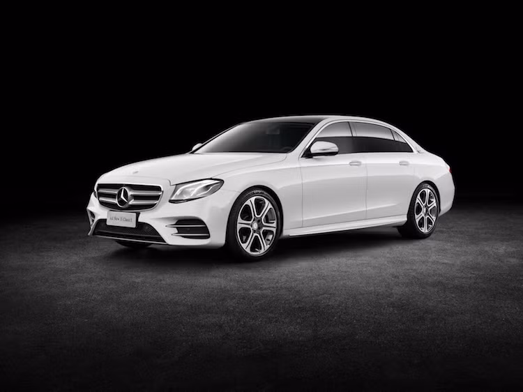 Tại triển lãm ôtô Bắc Kinh, Mercedes E-Class L đã chính thức được ra mắt. Đây là phiên bản với trục cơ sở lớn hơn của dòng E-Class hiện tại.