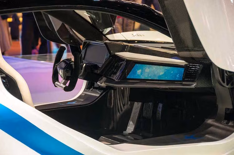 Chiếc xe được trang bị nhiều màn hình điều khiển khác nhau chạy ngang bảng táp-lô, cùng với 2 chiếc ghế với dây đai an toàn 4 điểm. Đặc biệt, Arcfox-7 còn có nút đề tích hợp cảm biến vân tay, chỉ có thể nổ máy khi nhận dạng đúng chủ nhân.