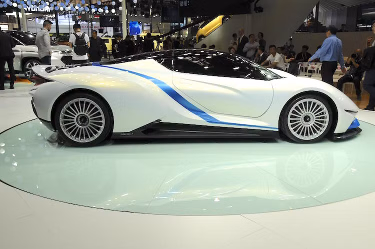 Với mong muốn "đập tan" quan niệm xe Trung Quốc là "xe nhái", BAIC đã đầu tư một trung tâm nghiên cứu và phát triển tại Barcelona, Tây Ban Nha và thiết kế ra kiểu dáng của Arcfox-7 tại đây.