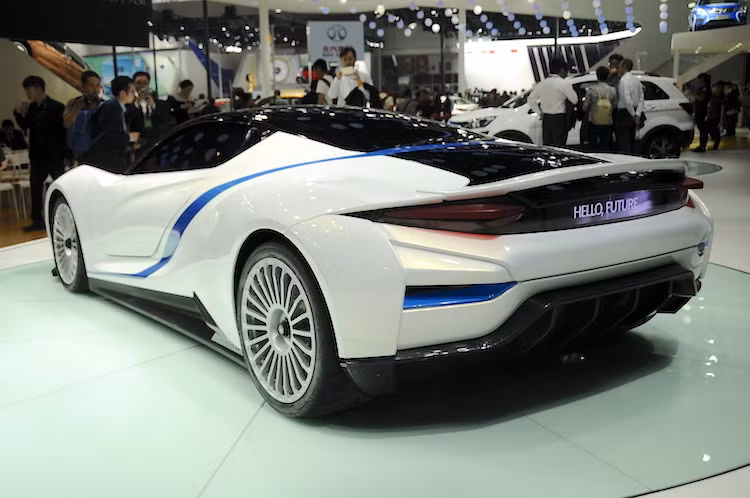 Chính nhờ sự đầu tư này, Arcfox 7 đã có kiểu dáng rất độc đáo, hiện đại và hấp dẫn, hoàn toàn không thể nhầm lẫn với mẫu xe nào khác. Xe có phần đầu rất thấp với các đèn pha LED, thân xe hình nêm và các cửa mở lật lên như những siêu xe hàng đầu Thế giới.