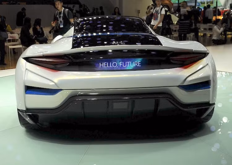 Để giúp chiếc xe giảm tốc nhanh chóng, BAIC cũng đã trang bị cho Arcfox 7 hệ thống phanh cực mạnh với 6 piston phía trước, 4 piston phía sau cùng các đĩa phanh gốm-carbon.