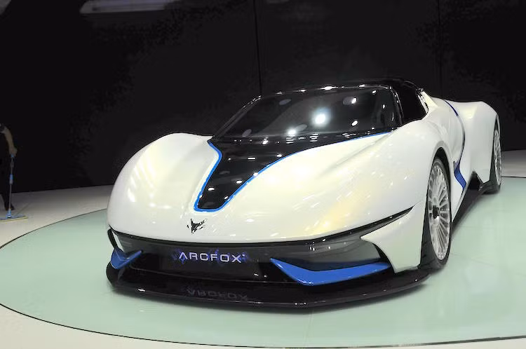 Được trang bị động cơ điện có công suất lên tới 603 mã lực cùng khối pin dung lượng 6,6 kWh, Arcfox 7 có tầm hoạt động 299 km mỗi lần sạc. Có trọng lượng lên tới 1755 kg nhưng chiếc xe vẫn có khả năng đạt 0-100 km/h chỉ trong dưới 3 giây và đạt tốc độ tối đa 260 km/h.